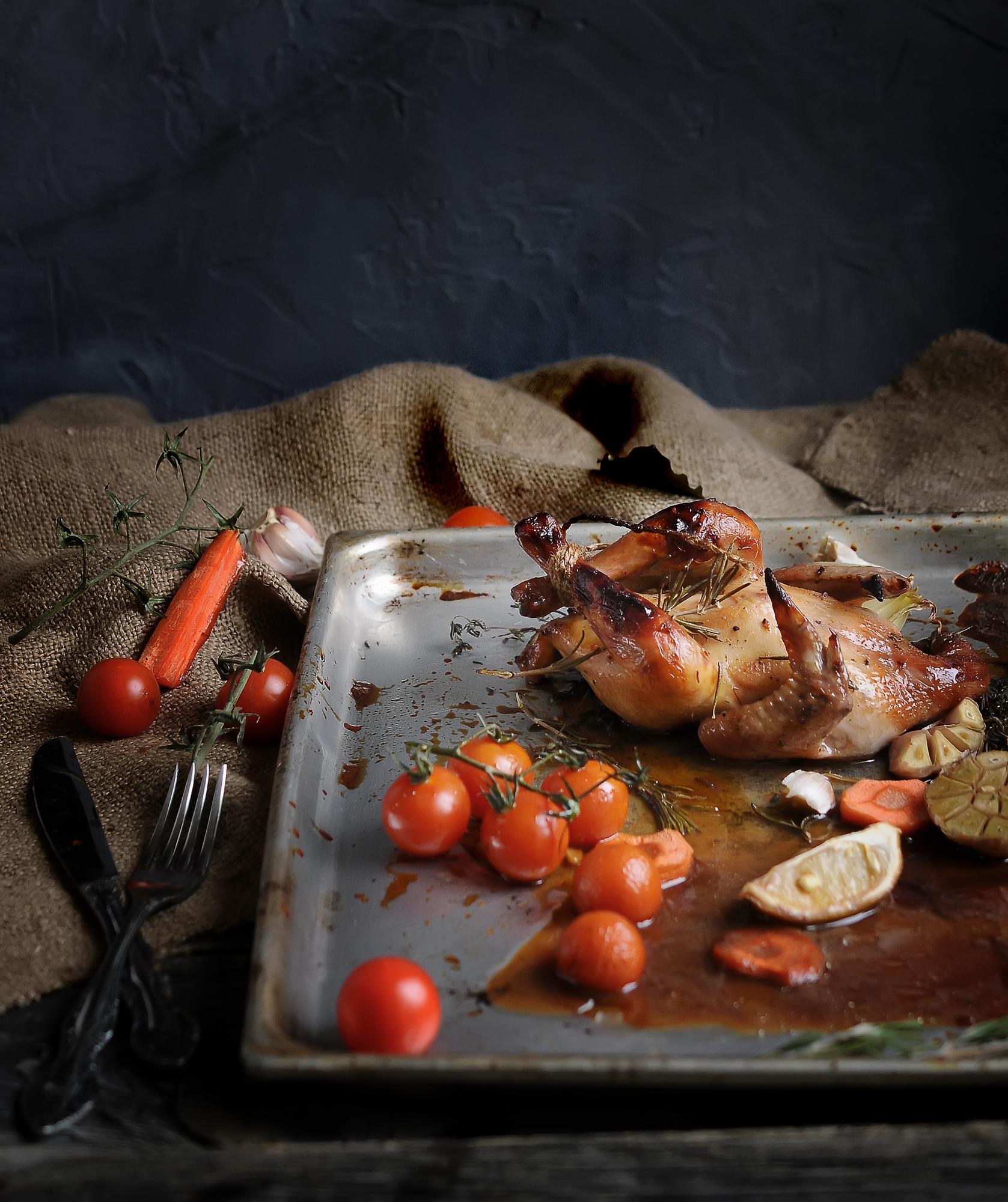 pieczeń w prostym, eleganckim stylu na ciemnym tle